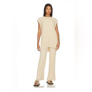 Ilaria Boucle Pants in Cream
House of Harlow 1960